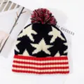Dames winter gebreide muts met pompon en Amerikaanse vlag sterren motief, warm en stijlvol. - Witte Ster