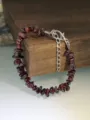 Bracciale con pietre preziose di granato naturale e chiusura a moschettone regolabile. - Granato