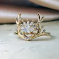 Bague bois de cerf plaquée or avec zircons cubiques scintillants, détail de bijoux fins. - Taille 6 / Or