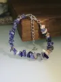 Dettaglio bracciale con pietre naturali, gioiello di perle blu irregolari con catenina estesa. - Lapislazzulo