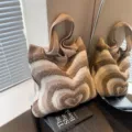 Gezellige gebreide shopper tas met bruin beige hart golfpatroon, grote stijlvolle tas. - Khaki