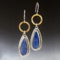 Gehämmerte blaue Kyanit Ohrringe mit goldenen Ringen und silbernem Vintage-Design - Zweifarbig Gold & Silber mit Lapislazuli