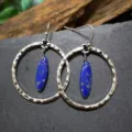 Vintage gehamerde zilveren grote creolen hangende oorkondes met natuurlijke blauwe lapis lazuli stenen. - Lapis Lazuli Hanger Stijl (HE-11483)