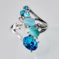 Splendido anello ondulato argentato con pietre blu brillanti ed eleganti cristalli. Vista. - Taglia 6 / Blu Lago