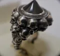 Dettagliato primo piano di un anello teschio punk rock vintage in argento con gemma piramide nera. - Taglia 7 / Argento Nero