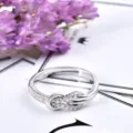 Dettaglio di un anello con nodo in argento tempestato di luminosi zirconi dal design chic. - Taglia 6 / Argento Strass Bianco