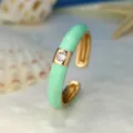 Anello aperto placcato in oro smalto verde menta con dettaglio di zircone cubico centrale scintillante. - Aperto Regolabile / Teal