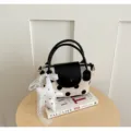 Detailaufnahme der koreanischen Pünktchen Handtasche mit schwarzer Klappe und Spitzenstern. - Mit Anhänger (ZY3170) / Weiße Punkte