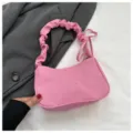 Borsa a tracolla in nylon rosa da donna, manico plissettato chic e grazioso ricamo a farfalla. - senza ciondolo / Rosa