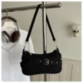 Zwarte vintage schoudertas met gesp, stijlvolle damestas voor onder de arm met een chique look. - Zwart