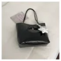 Vue detaillee du sac cabas en cuir PU noir avec noeud elegant et pendentif etoile. - Avec Pendentif / Noir