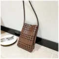 Détail de sac bandoulière tressé marron, mini sac de téléphone élégant en cuir PU pour femmes. - Marron