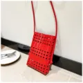 Sac bandoulière de téléphone tissé évidé rouge pour femmes, sac d'épaule d'été élégant. - Rouge