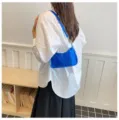 Μπλε διαφανής τσάντα ώμου λεπτομέρεια, casual στυλ κάτω από το χέρι για καλοκαίρι. - Μπλε