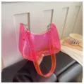 Transparente Jelly Umhängetasche Detail, leuchtend pinke PVC Handtasche für Damen im Sommer. - Fuchsia