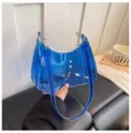 Transparente blaue PVC-Achsel-Umhängetasche, zeigt klare Textur und weiße Nähdetails. - Blau