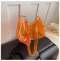 Detalle de bolso bandolera de gelatina transparente naranja, bolso de verano de moda. - Naranja