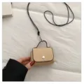 Mini beige kunstlederen handtas hanger met zwart koordje, schattig klein modieus accessoire. - Khaki