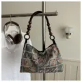 Schicke bestickte Damen Schultertasche mit Holzperlen Griff, modische Ethno Handtasche. - Schwarz