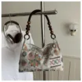 Schicke bestickte Damen Umhängetasche mit Holzperlen Griff und vintage Patchwork Design. - Silber