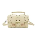 Beige Damen Umhängetasche mit Pünktchen, Henkel und eleganten Metall-Drehverschlüssen. - Gelb