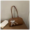 Bolso de hombro Boston de cuero encerado vintage, bolso baguette marrón retro con lazo perlas. - Marrón Con Colgante