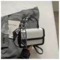 Bolso de hombro con solapa de PU en bloque blanco y negro retro, elegante bolso cuadrado para mujeres. - Negro y Blanco