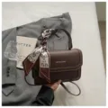 Bolso bandolera cuadrado retro de piel sintética con elegante asa de pañuelo para mujer - Café