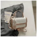 Sac à bandoulière carré en cuir PU élégant avec écharpe, petit sac rétro chic pour femme. - Khaki et Blanc