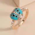 Charmanter Marienkäfer Strassring für Damen mit blauer Emaille und Kristallen in Roségold. - Größe 6 / Himmelblau
