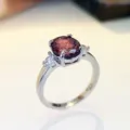 Elegante anello in argento 925 con pietra ovale rossa e zirconi cubici molto luminosi. - Taglia 6 / Viola