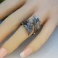 Close-up van de donkere metalen bladvormige open ring met gedetailleerde vintage textuur. - Maat 6 / Gunmetal