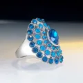 Detail van blauwe kristallen clusterring, schitterend strass-statement sieradenontwerp. - Maat 7 / Zeeblauw