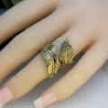 Retro gouden blad ring detailopname, boheemse stijl open metalen bladeren ring. - Maat 6 / Antiek Goud