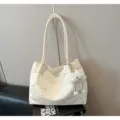 Λευκή τσάντα tote από καμβά με μοτίβο αστέρων και χαριτωμένο κρεμαστό σύννεφο για καθημερινή χρήση. - Με Μενταγιόν / Λευκό