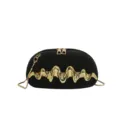 Elegante borsa da sera nera con decoro in metallo dorato ondulato e tracolla a catena. - Nero