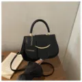 Stijlvolle zwarte zadeltas voor dames, trendy PU lederen schoudertas met gouden hardware details. - Zwart