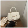Elegante witte schoudertas voor dames, chique crossbodytas met metalen accent en handvat. - Wit