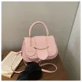 Roze schoudertas voor dames, hippe crossbody tas met stijlvol metalen accent en handvat. - Roze