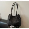 Maure tsanta tote apo kamva me print asterion, kompsh megalh tsanta omou gia kaqhmerinh xrhsh. - Χωρίς μενταγιόν / Μαύρο