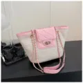 Sac à épaule en paille rose et beige avec bandoulière chaîne et rabat matelassé, élégant. - Rose