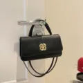 Sac à aisselle noir chic pour femme, élégant sac baguette tendance avec fermoir en métal. - Noir