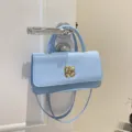 Elegante borsa a spalla azzurra da donna, pratica borsa baguette casual con chiusura chic. - Blu