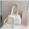 Primo piano dettagliato della borsa ita in pelle PU bianca con tasca trasparente e tracolla. - Bianco