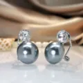 Primo piano di orecchini clip perla grigia e zircone chiaro design elegante. - Grigio