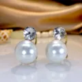 Primo piano di eleganti orecchini a clip con perle e cristalli dai dettagli raffinat. - Bianco