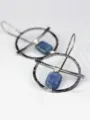 Mooie vintage gehammerde cirkel draad gewikkelde blauwe steen hangende oorbellen detail - Gehamerde Blauwe Edelsteen Stijl (HE-11477)