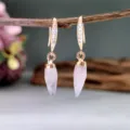 Orecchini pendenti con pietra di quarzo rosa naturale, eleganti gioielli dorati per le donne. - Quarzo rosa