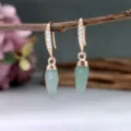 Primo piano dettagliato degli orecchini pendenti in pietra naturale verde vintage. - Avventurina Verde
