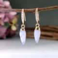 Eleganti orecchini pendenti lunghi in pietra naturale con splendidi zirconi. - Giada Bianca